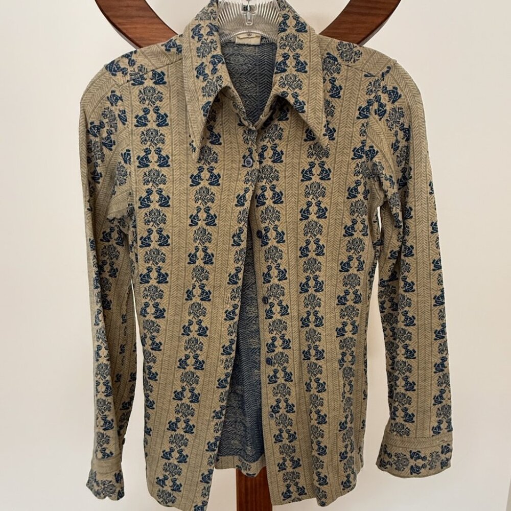 Shapely vintage woven button down blouse